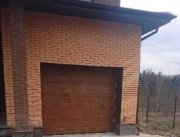 Коричневые гаражные ворота Алютех