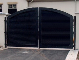Рулонные арочные ворота с заполнением алюминиевым профилем